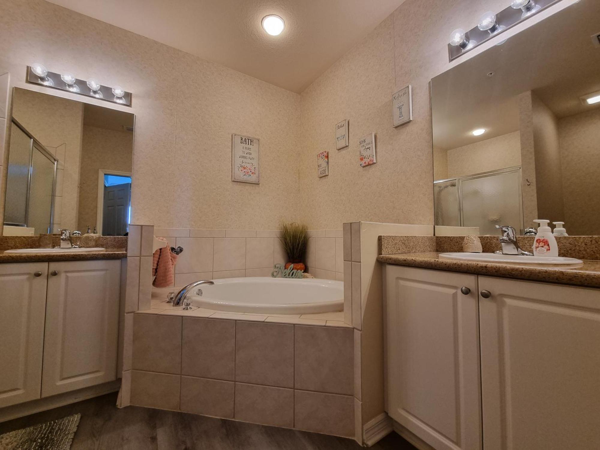 Stunning 2-Bedroom Plus Den Condo In Greenlinks Resort เนเปิลส์ ภายนอก รูปภาพ